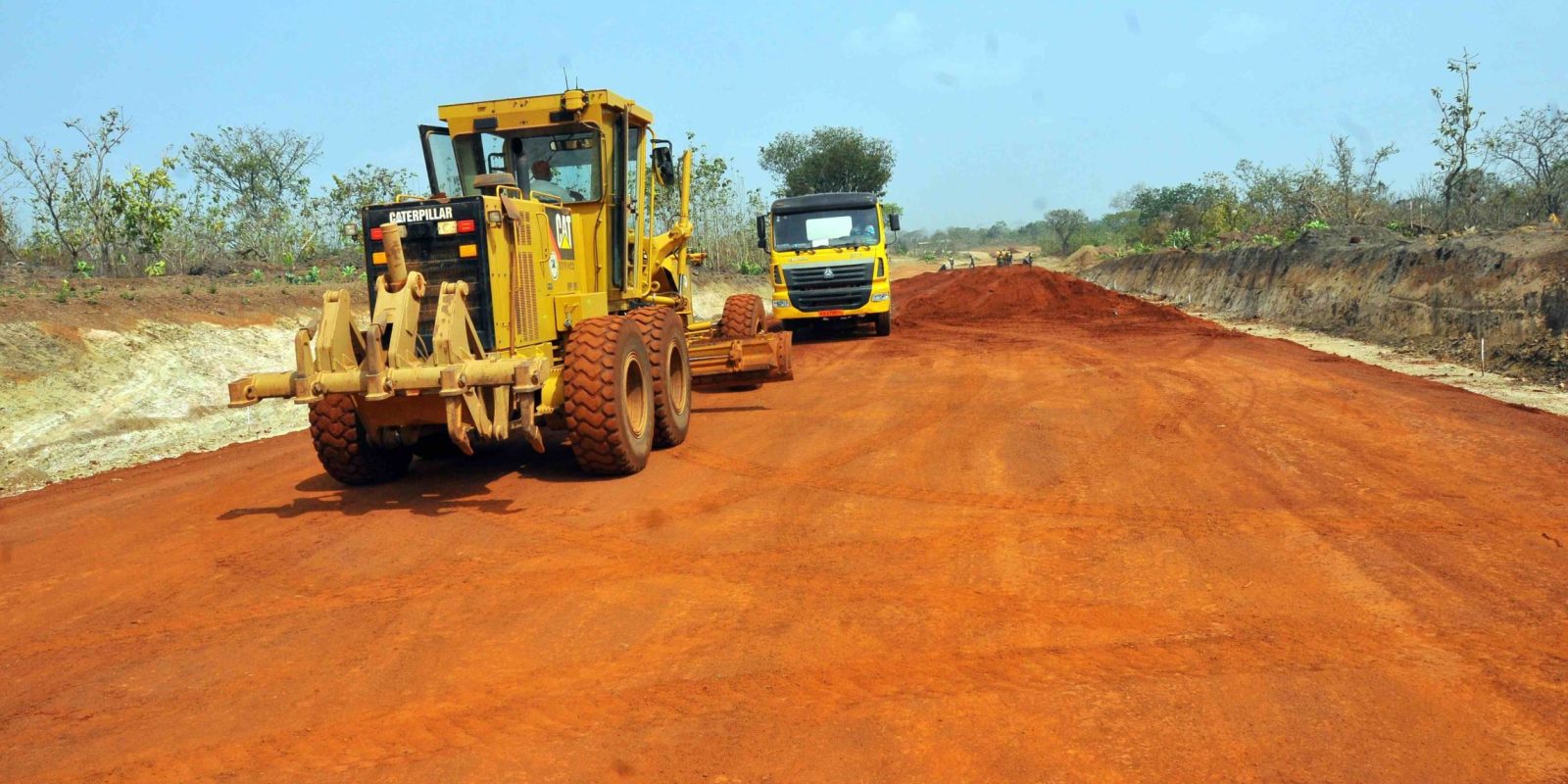 Contrôle et Surveillance des travaux de bitumage de la route BENENA – MANDIAKUI (15 km).